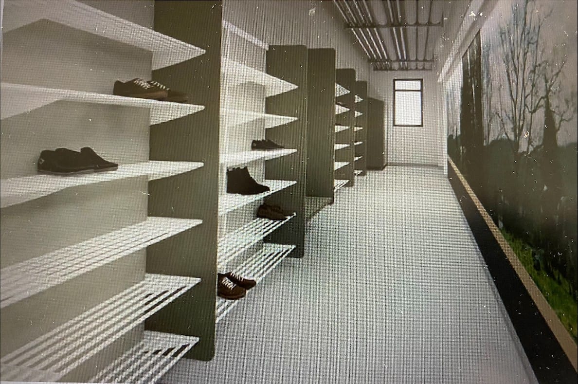 Skobutik med hyllor i en korridor