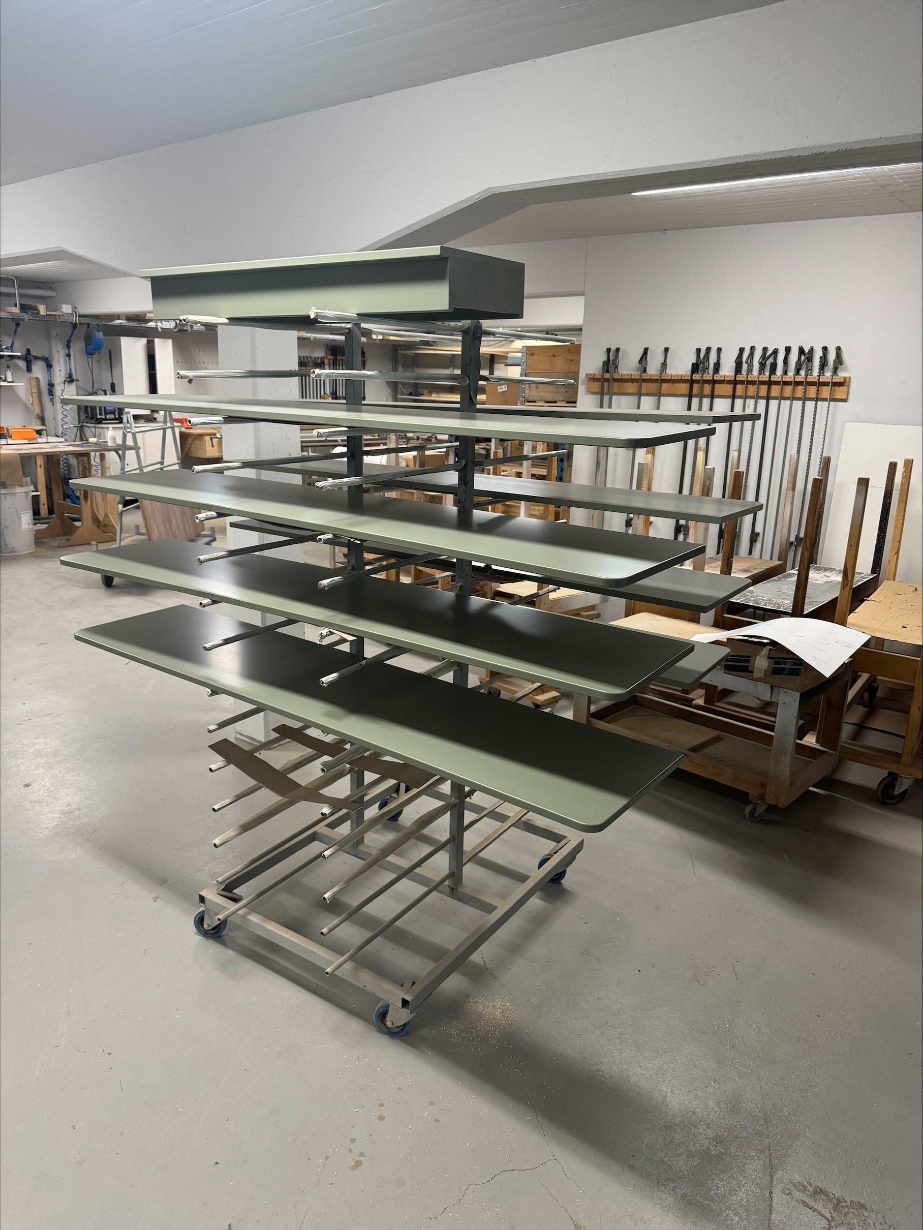 Butiksinredning med hyllor under arbete