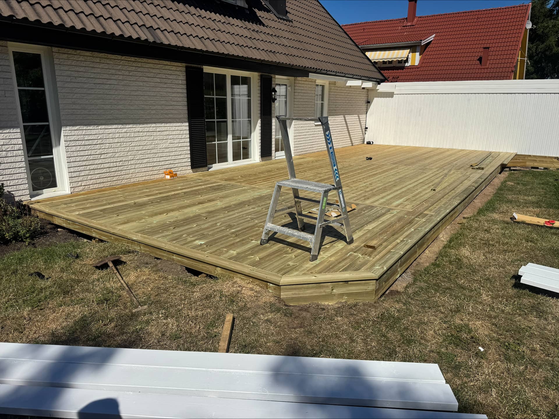 Trädäck vid en villa