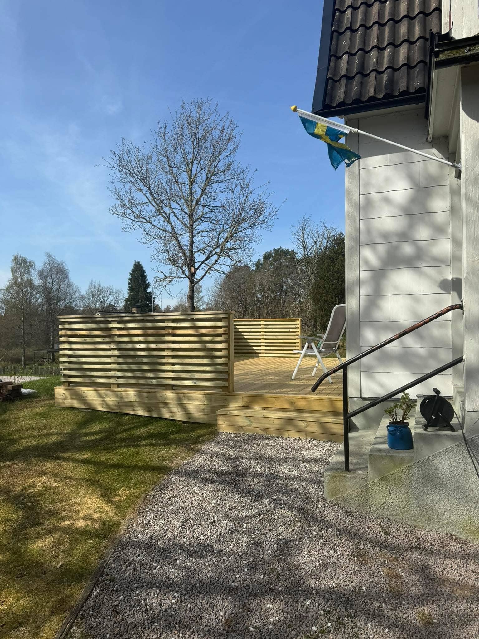 Trädäck vid sidan av ett hus