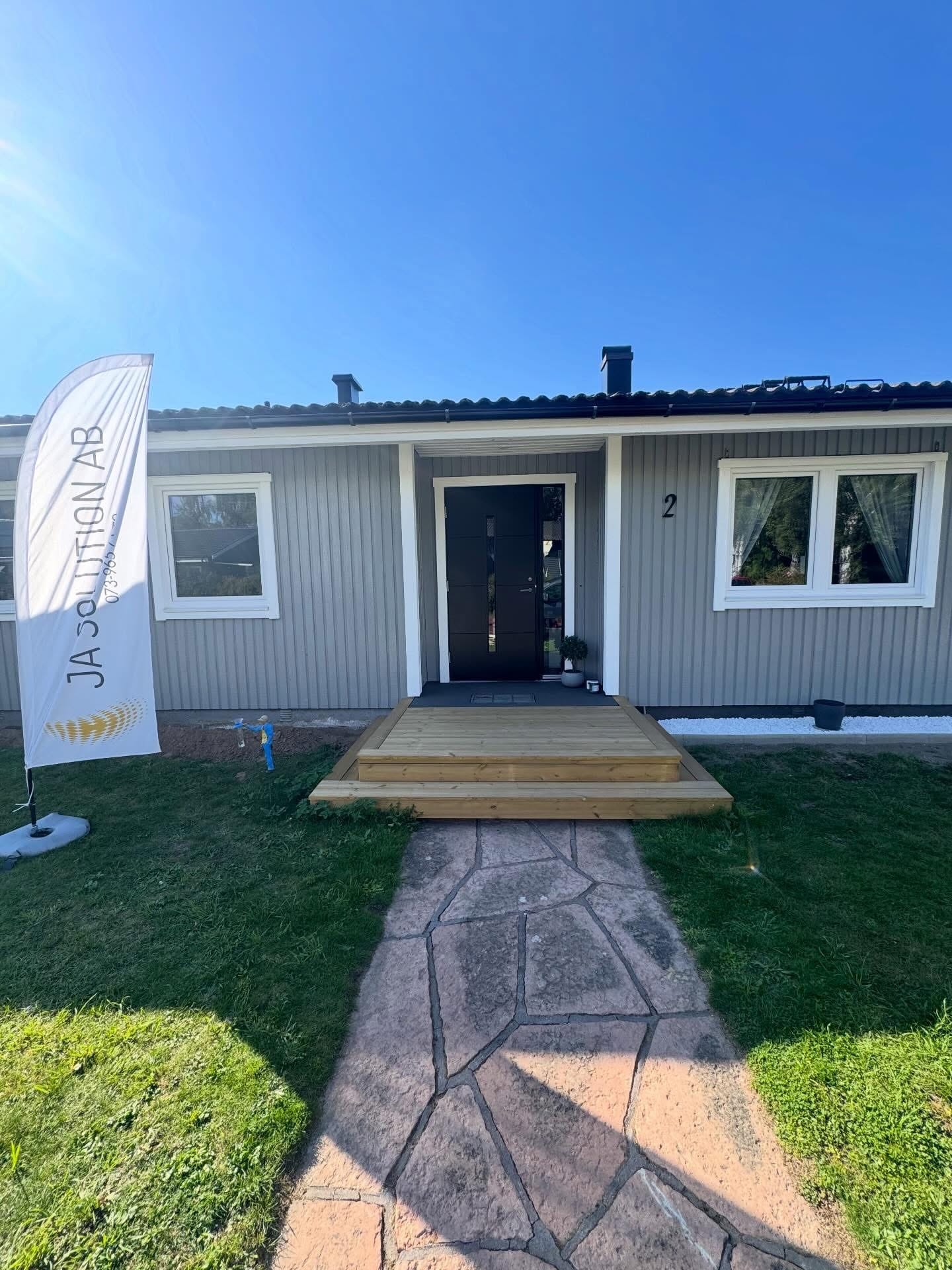 Renoverad entré med trappa